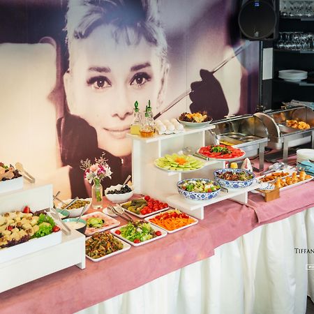River Side Hotel Tbiliszi Kültér fotó A buffet