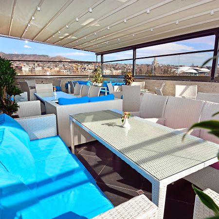 River Side Hotel Tbiliszi Kültér fotó A 3D rendering of a balcony