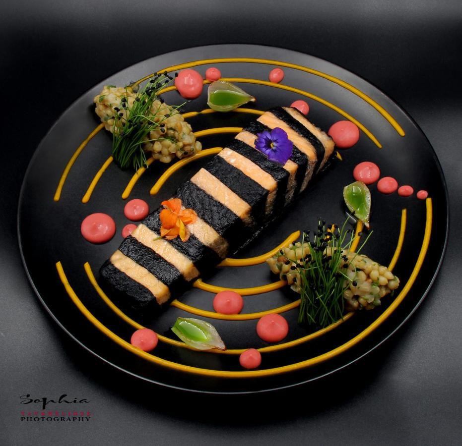 River Side Hotel Tbiliszi Kültér fotó A sushi cake