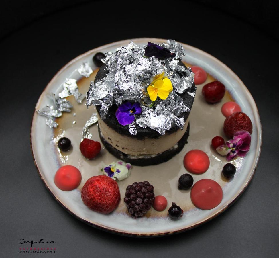 River Side Hotel Tbiliszi Kültér fotó A chocolate cake with edible silver leaf