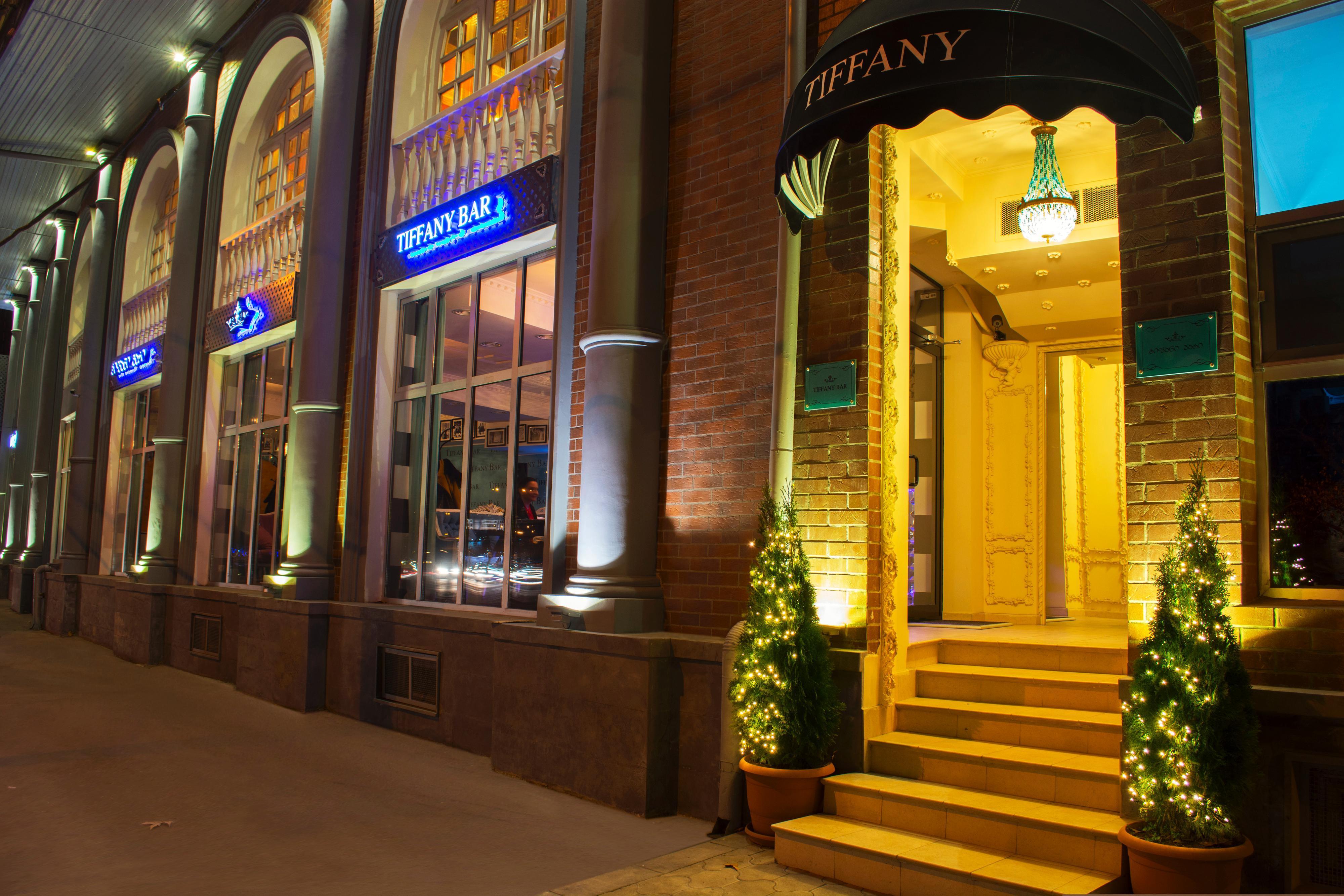 River Side Hotel Tbiliszi Kültér fotó Tiffany's entrance on 7th Avenue