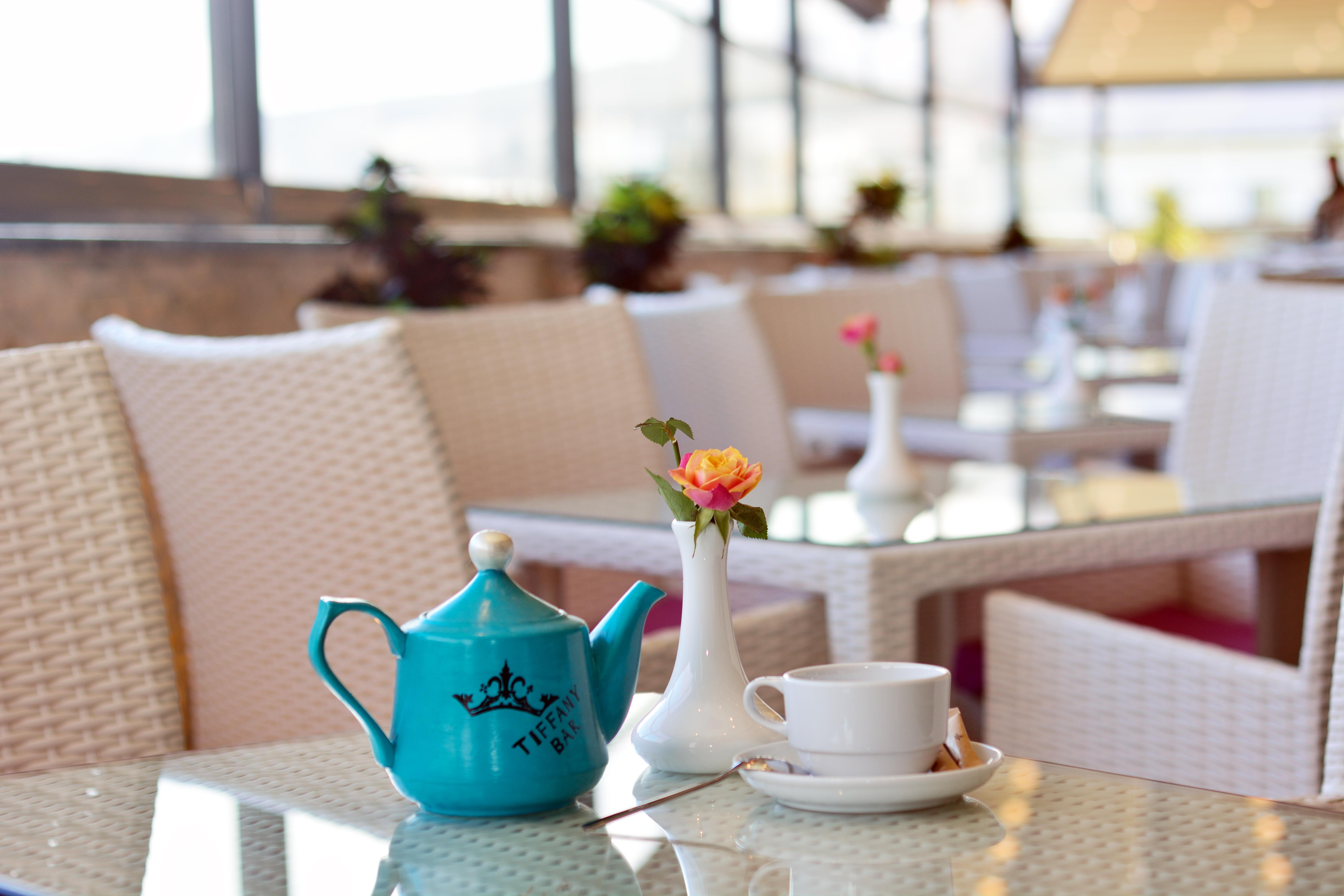 River Side Hotel Tbiliszi Kültér fotó Tea time at the hotel