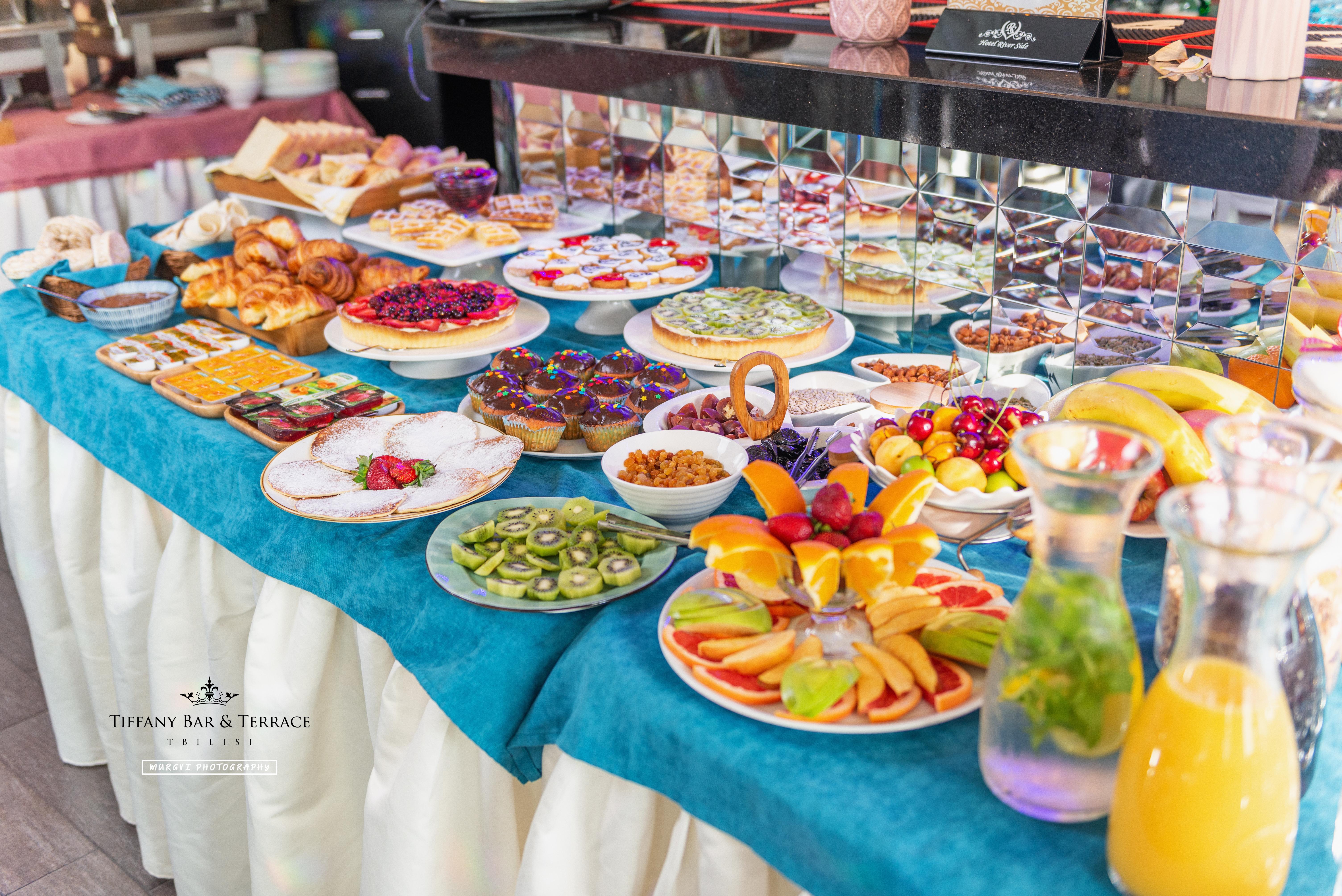 River Side Hotel Tbiliszi Kültér fotó A buffet