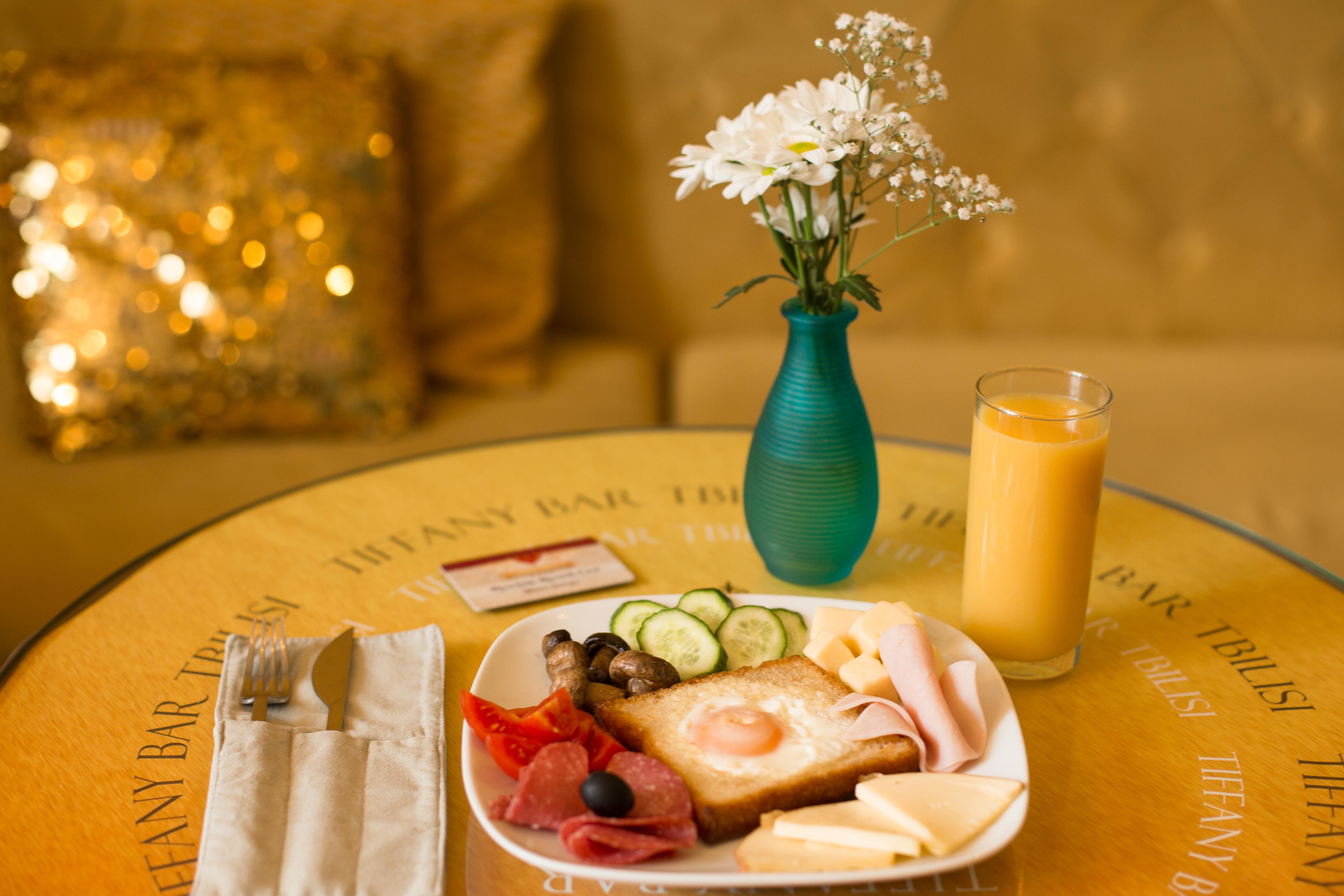 River Side Hotel Tbiliszi Kültér fotó A typical breakfast