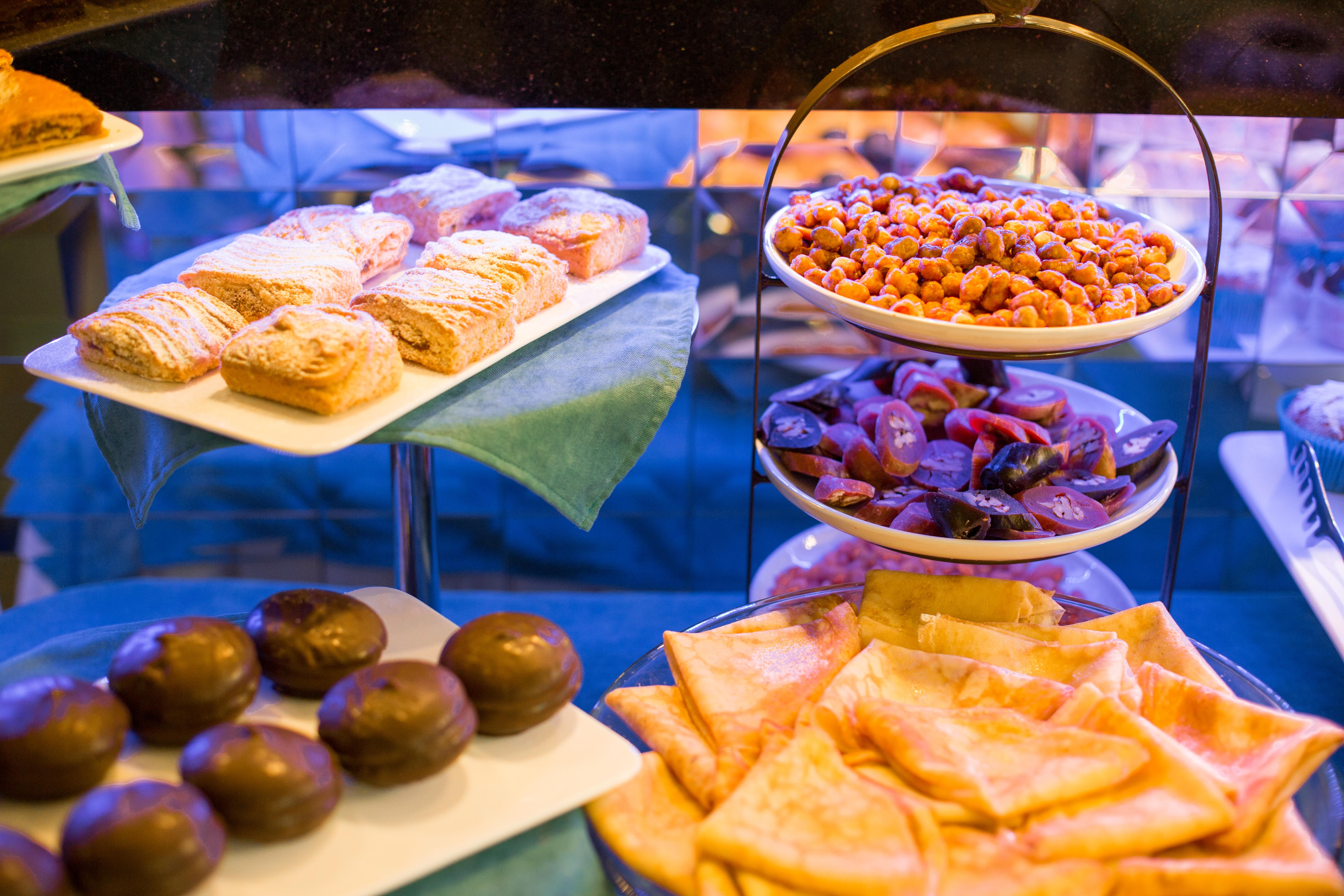 River Side Hotel Tbiliszi Kültér fotó A display of pastries and other snacks at a bakery in Madrid, Spain