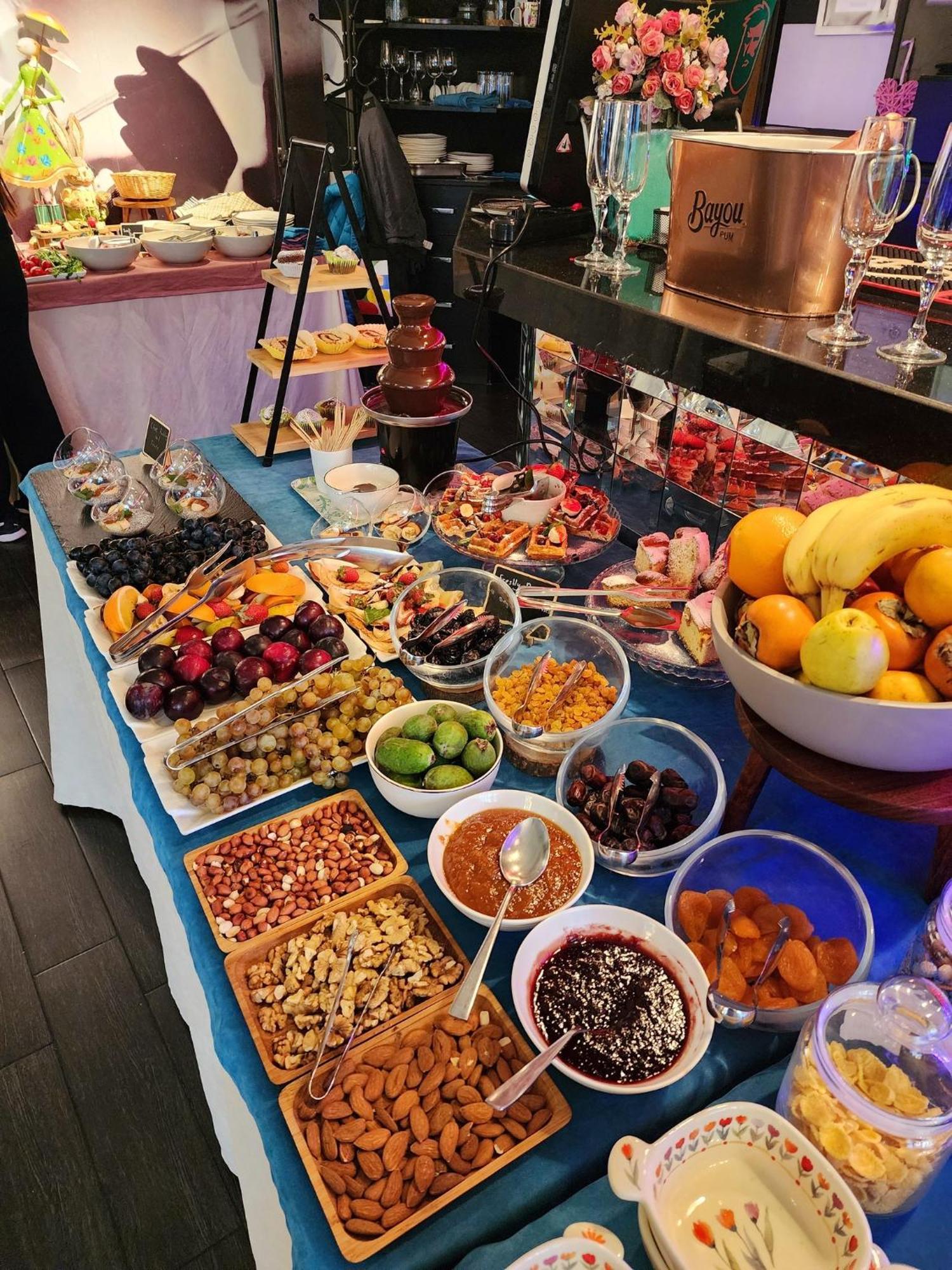 River Side Hotel Tbiliszi Kültér fotó A fruit salad bar